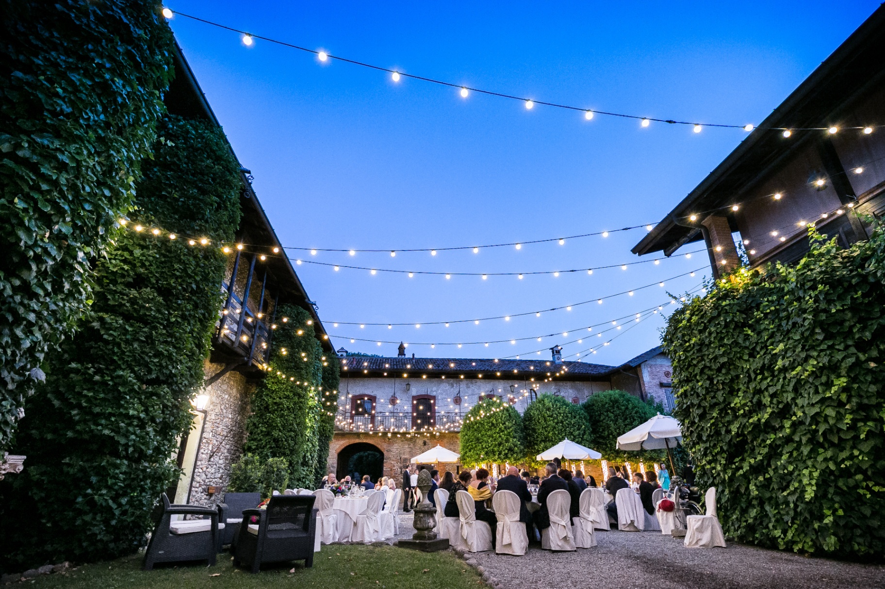 Trauung mit Brass Party Berlin unter Lichterketten